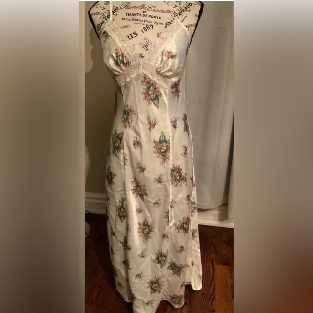VERSAILLES Floral Nightgown